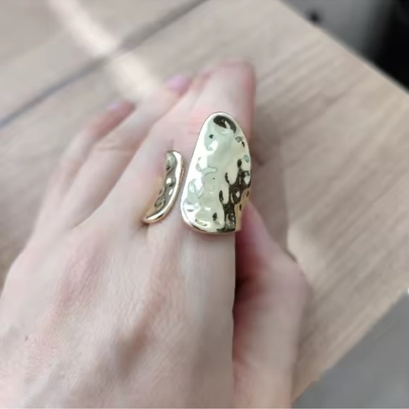 Sculpted Gold Ring - Picture 8 of 9